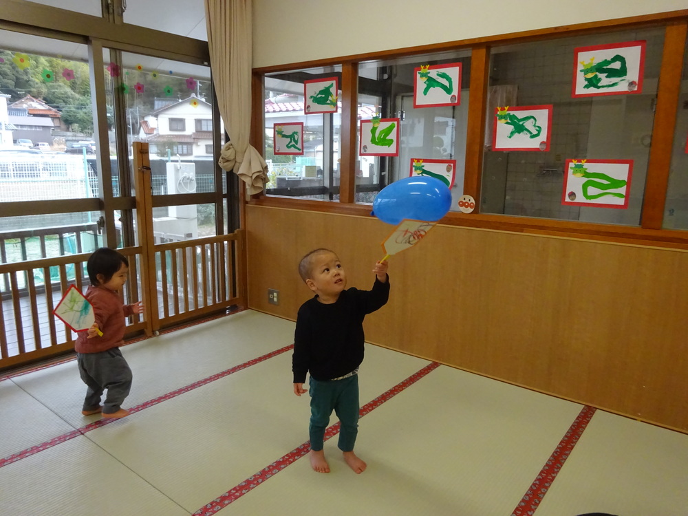 羽子板で遊ぶ子ども (7)