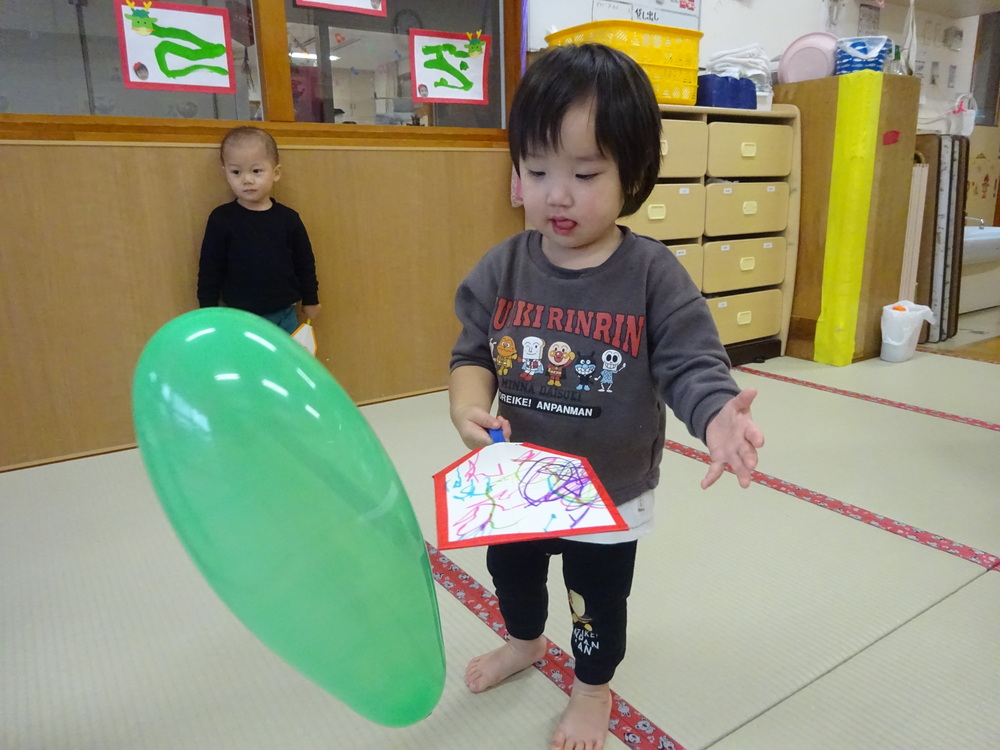 羽子板で遊ぶ子ども (8)