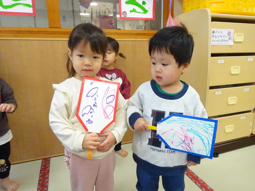 羽子板で遊ぶ子ども (9)