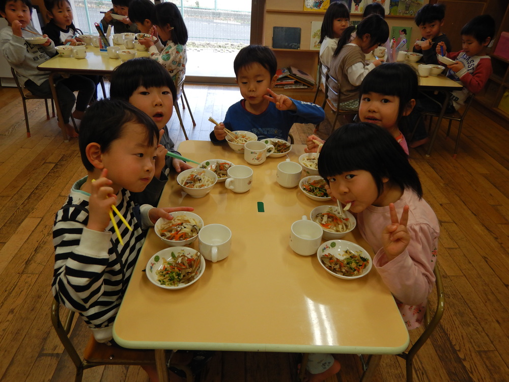 うどんを食べる