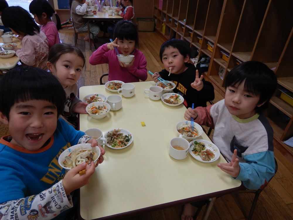 うどんを食べる２