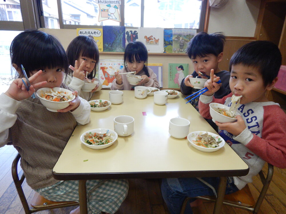 うどんを食べる３