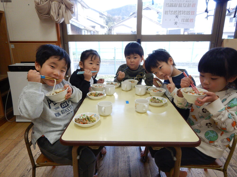 うどんを食べる４