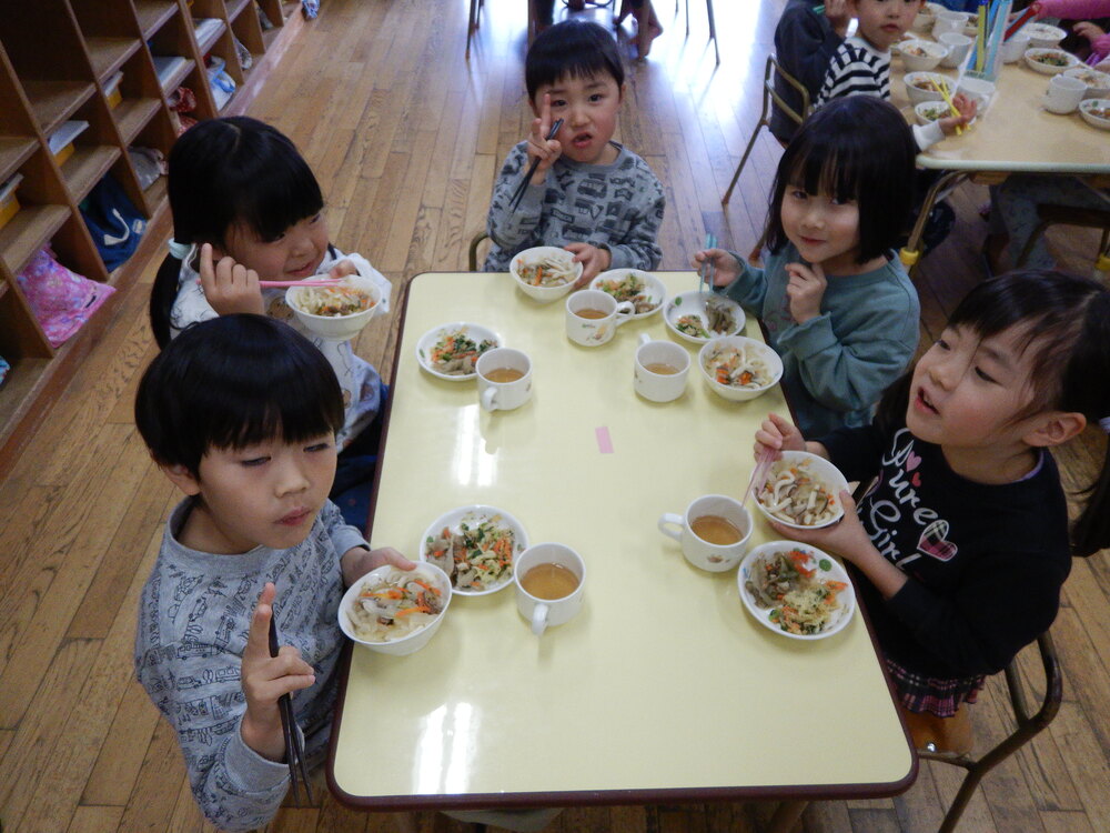 うどんを食べる５