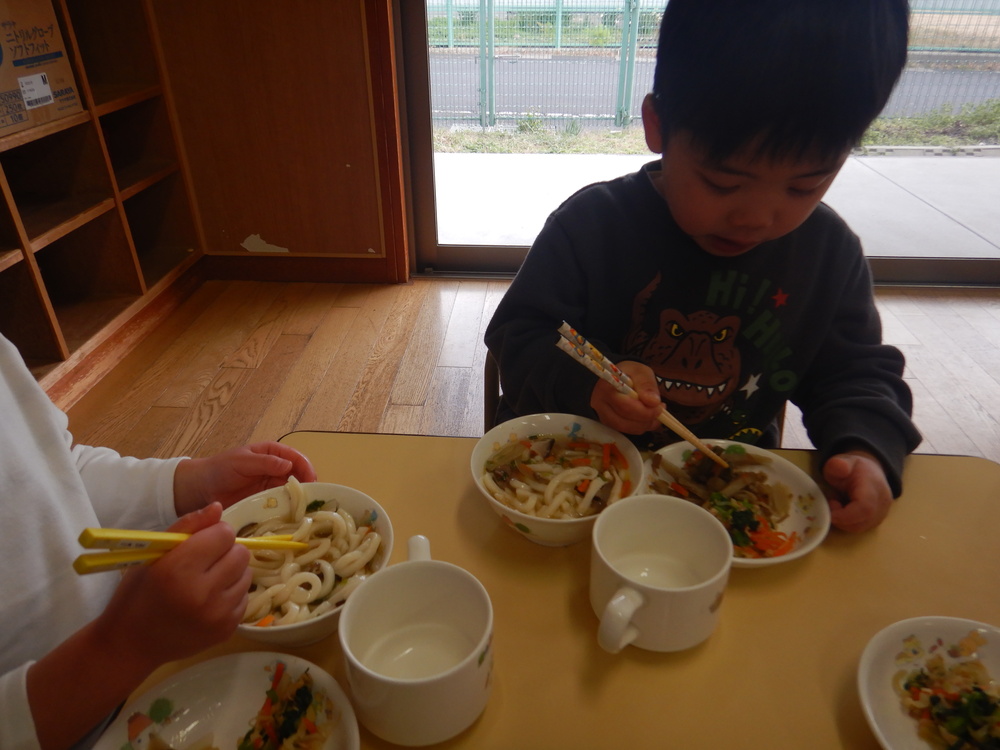 給食を食べる