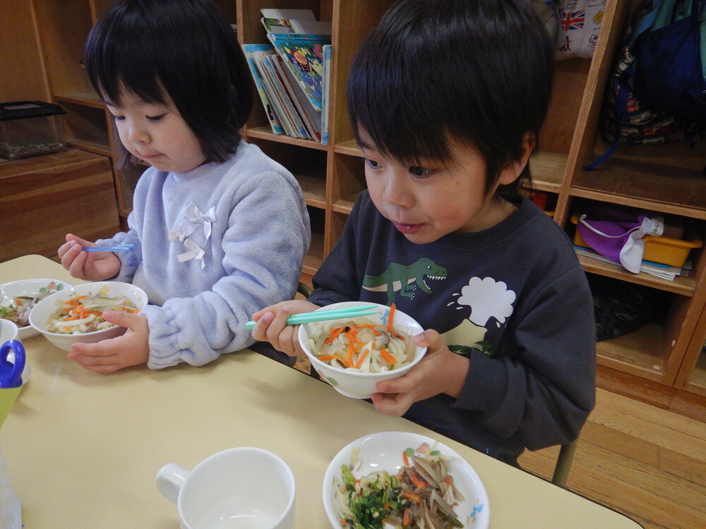 給食を食べる