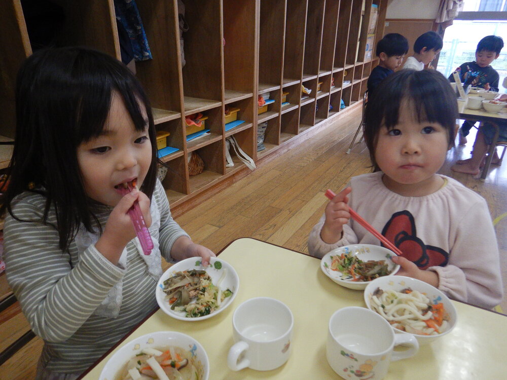 給食を食べる