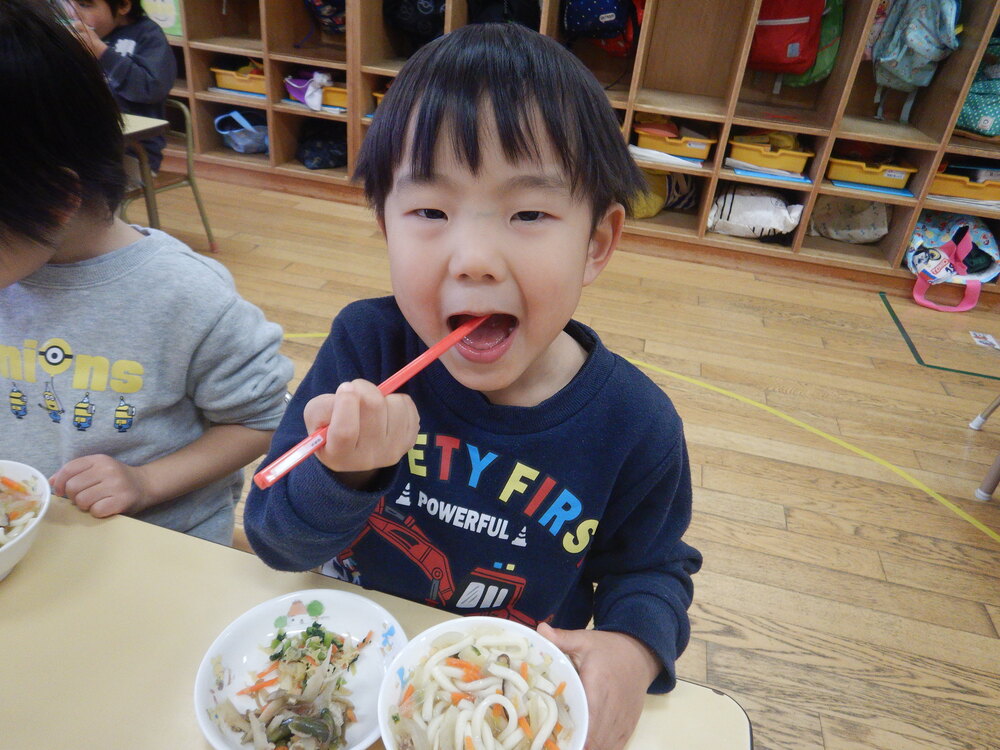 給食を食べる