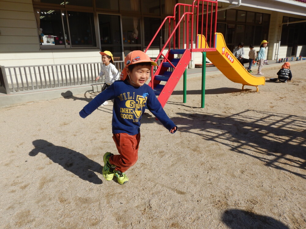 園庭で遊んでいる