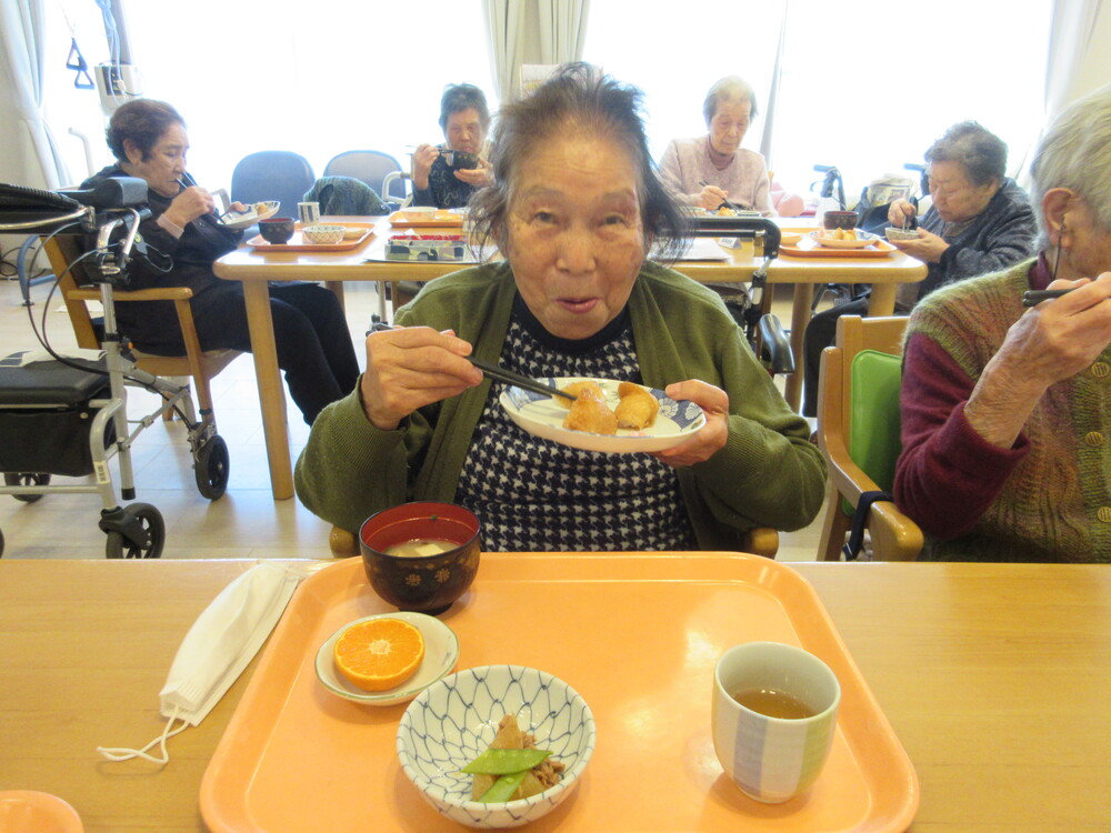 いなり寿しを食べている