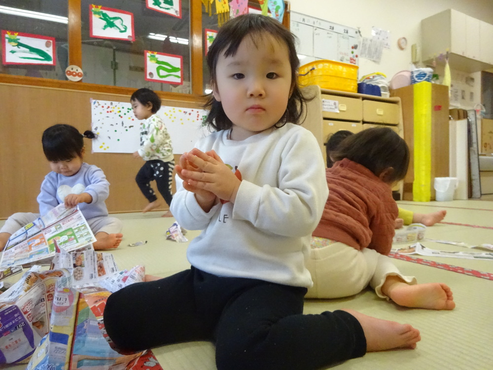 広告で遊ぶ子ども (1)