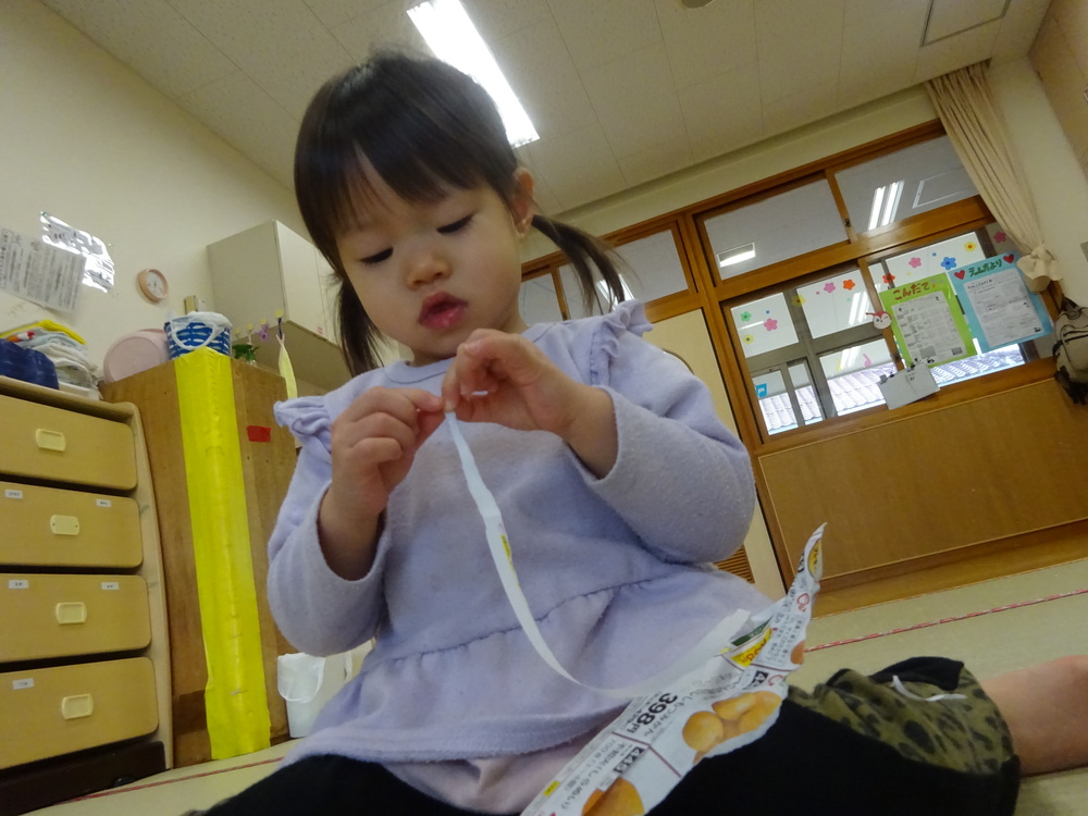 広告で遊ぶ子ども (6)