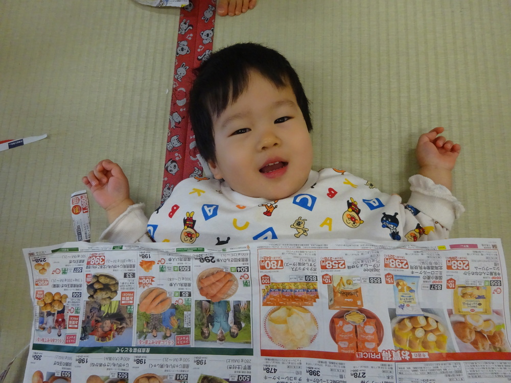 広告で遊ぶ子ども (7)