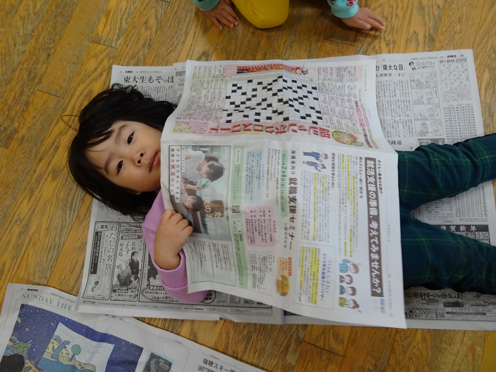 新聞紙遊び (2)