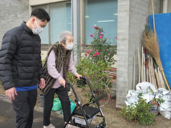 屋外歩行に取り組まれています