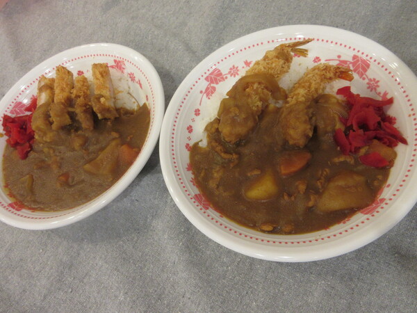 カツカレーとエビフライカレー