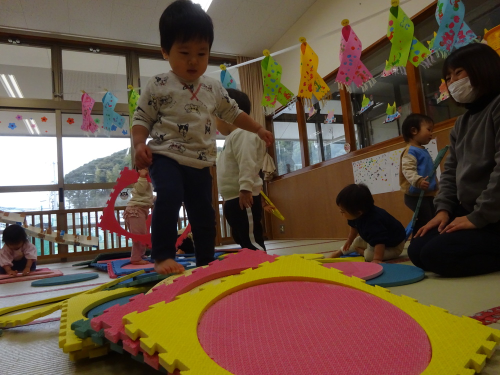 プラポイントで遊ぶ子ども (1)