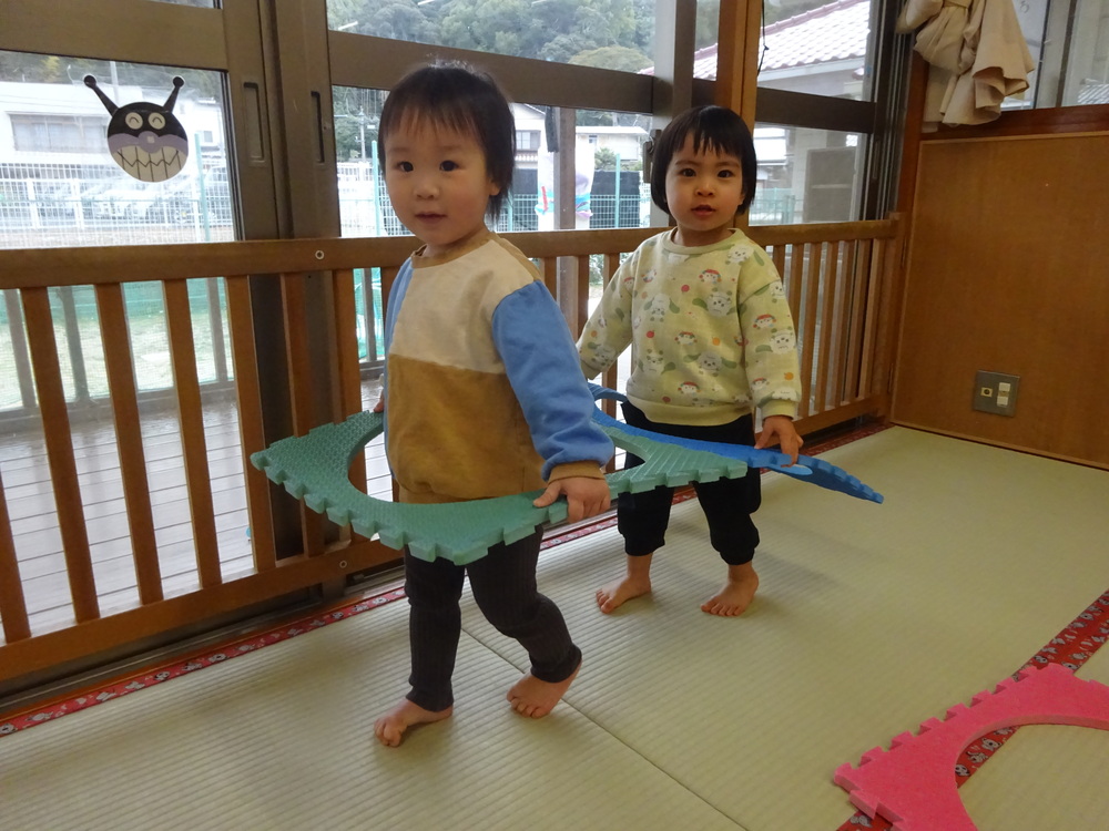 プラポイントで遊ぶ子ども (2)