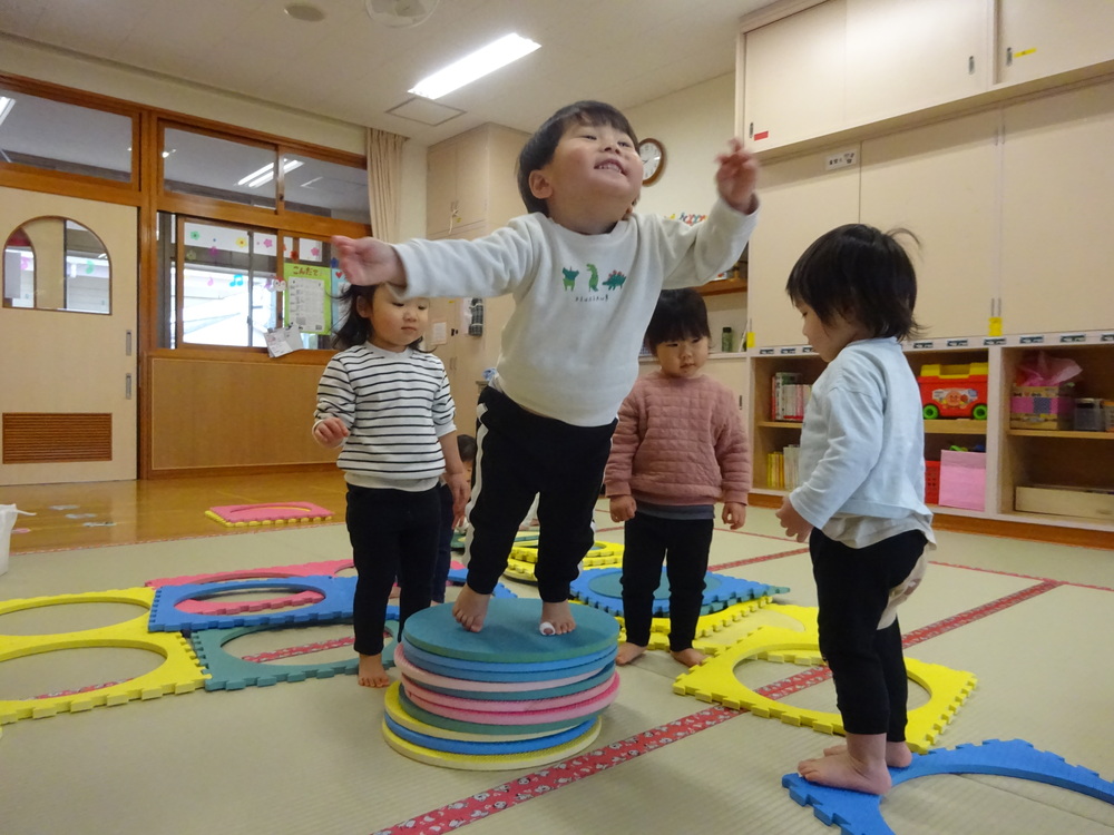 プラポイントで遊ぶ子ども (4)