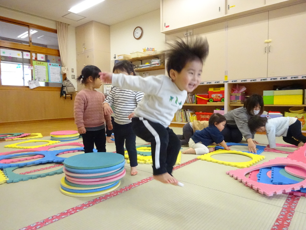 プラポイントで遊ぶ子ども (5)