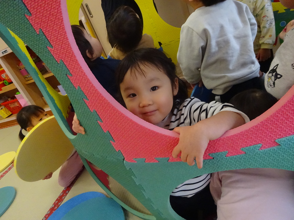 プラポイントで遊ぶ子ども (6)