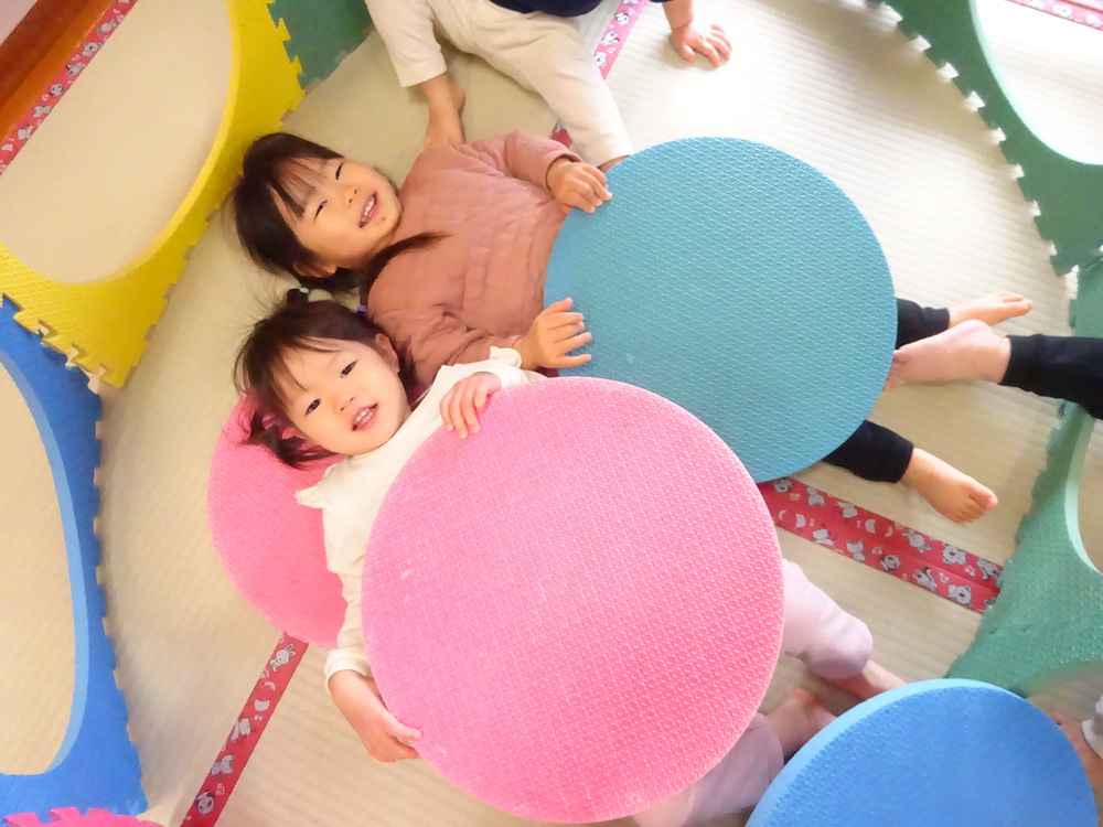 プラポイントで遊ぶ子ども (8)