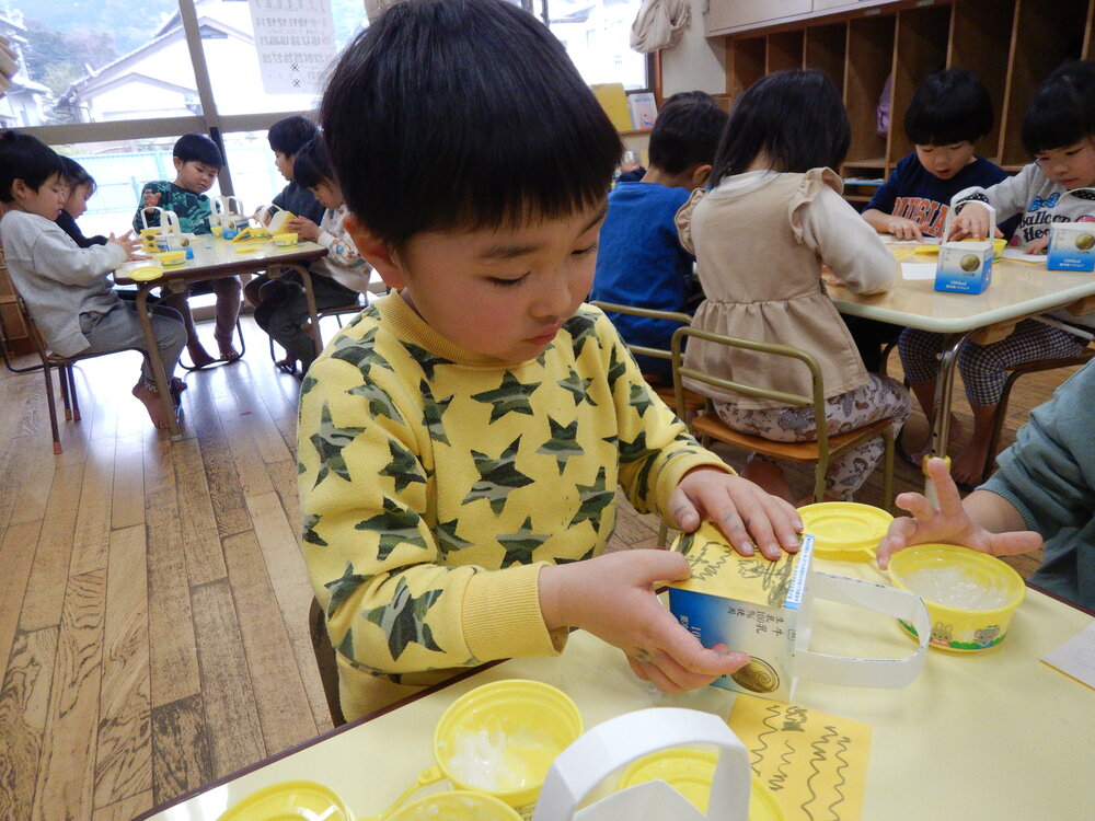 節分の製作をしている