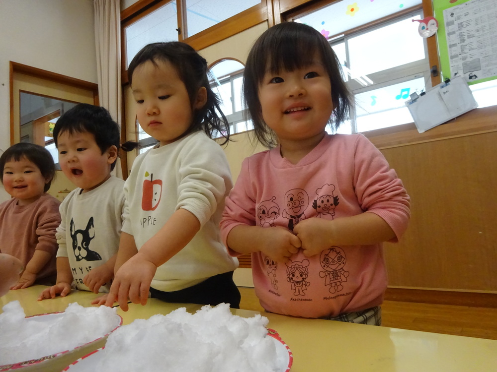 雪を触って遊ぶ子ども (1)