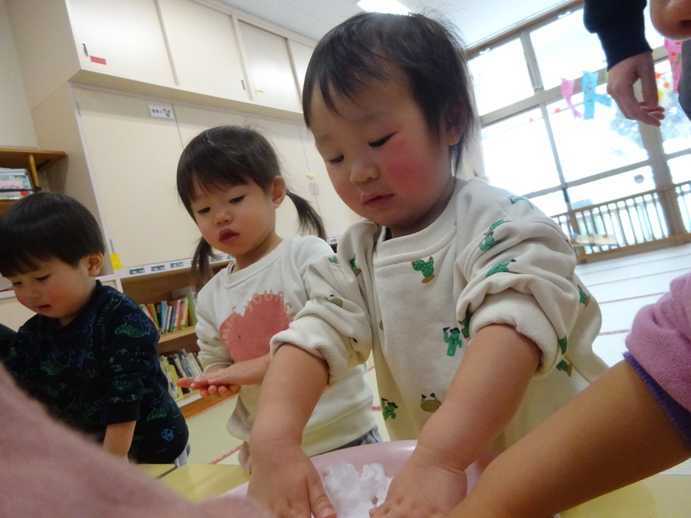 雪を触って遊ぶ子ども (3)