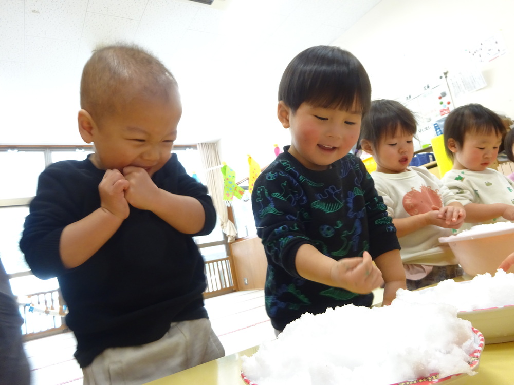 雪を触って遊ぶ子ども (2)