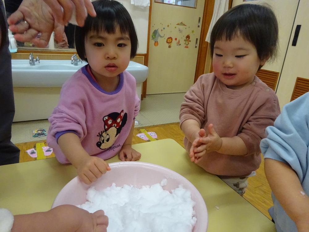 雪を触って遊ぶ子ども (4)