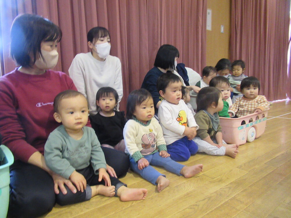 リハーサルを見ている子ども (2)