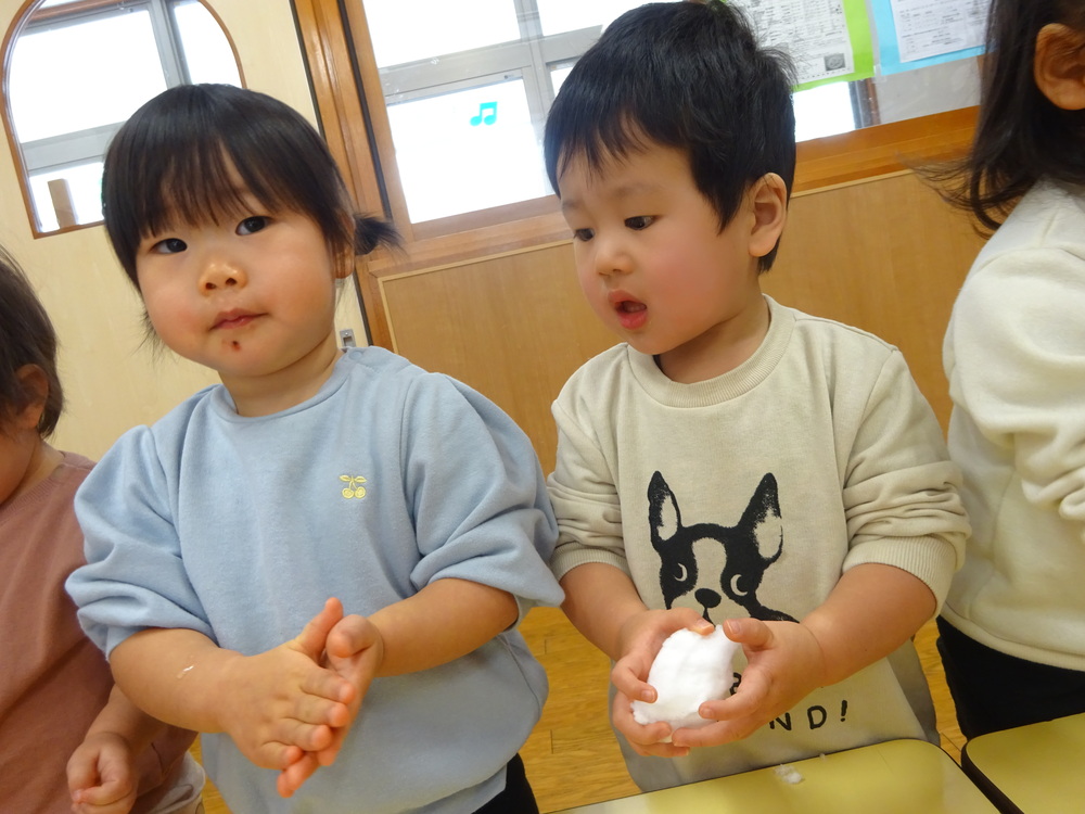 雪を触って遊ぶ子ども (5)