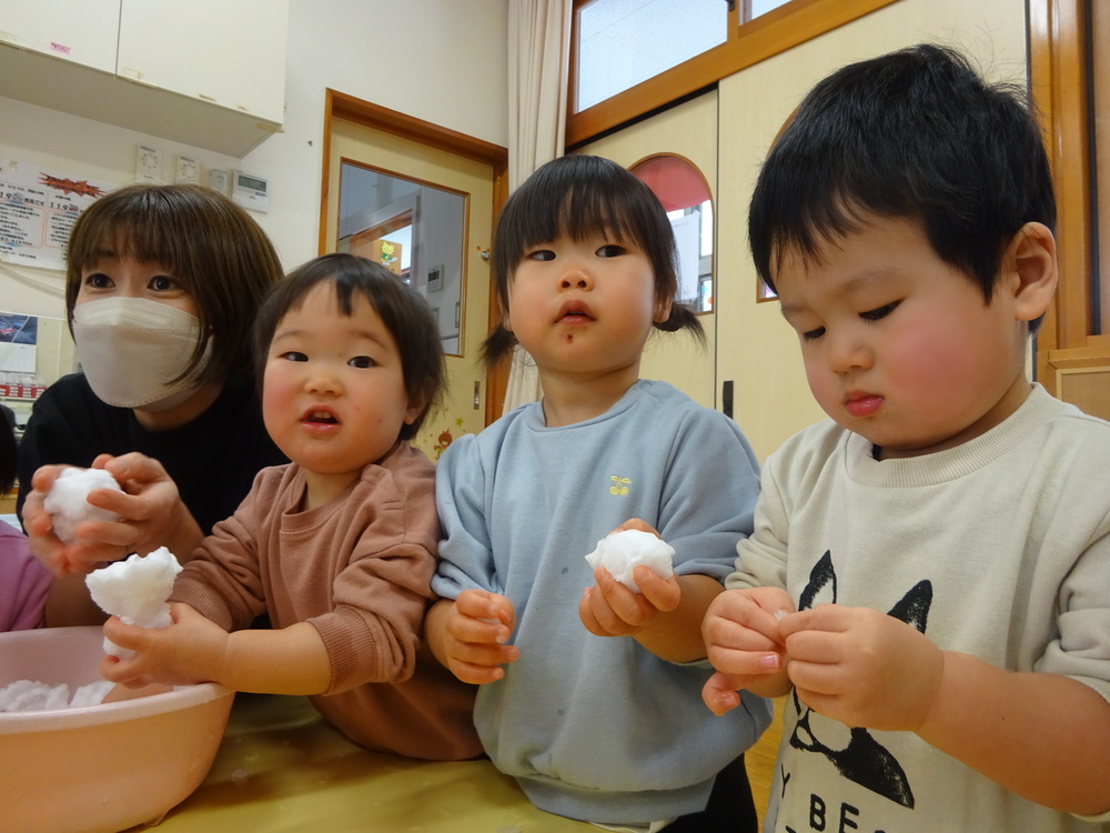 雪を触って遊ぶ子ども (8)