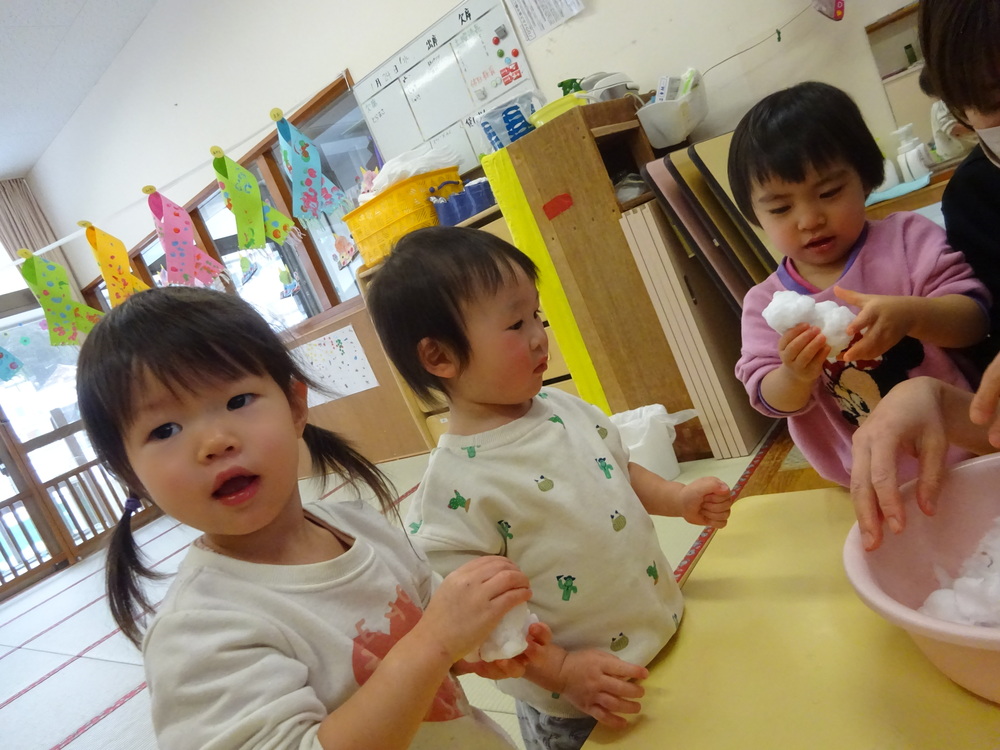 雪を触って遊ぶ子ども (9)