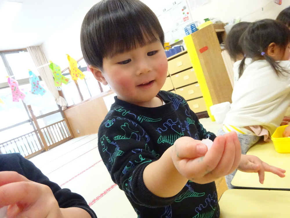 雪を触って遊ぶ子ども (10)