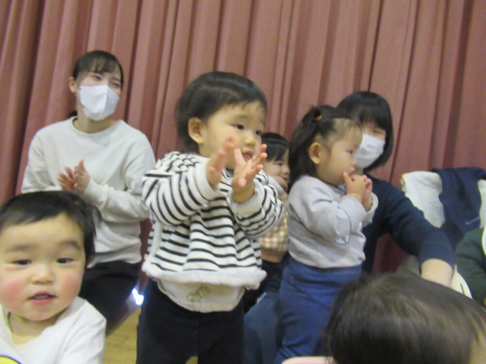 リハーサルを見ている子ども (4)