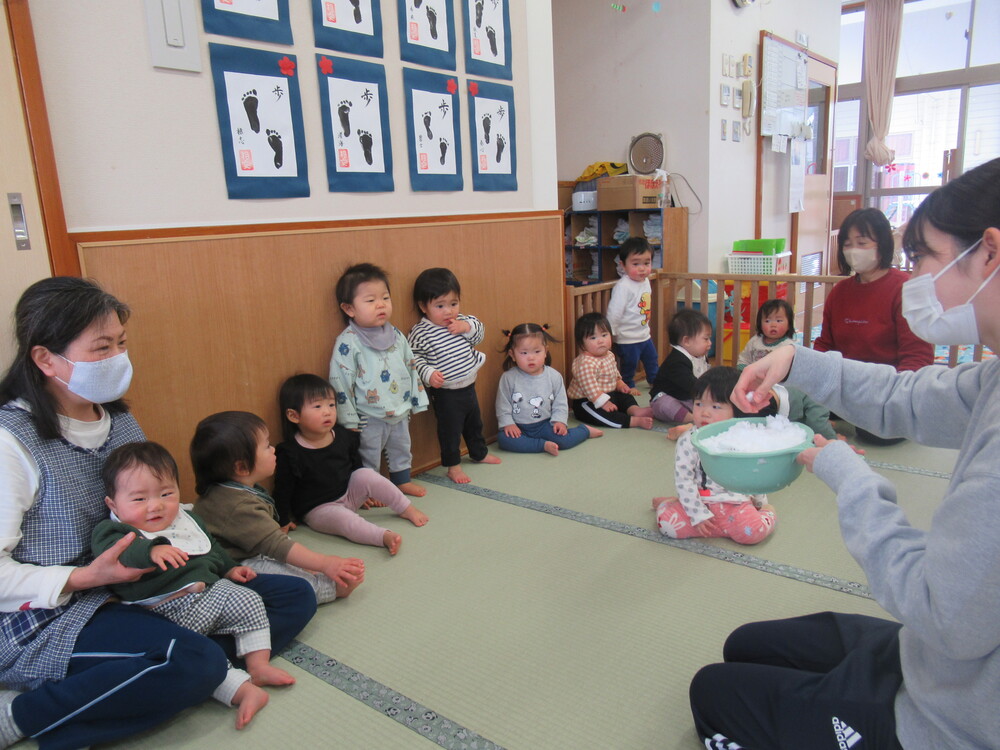 雪に触れて遊ぶ子ども (5)