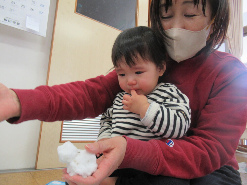 雪に触れて遊ぶ子ども (11)