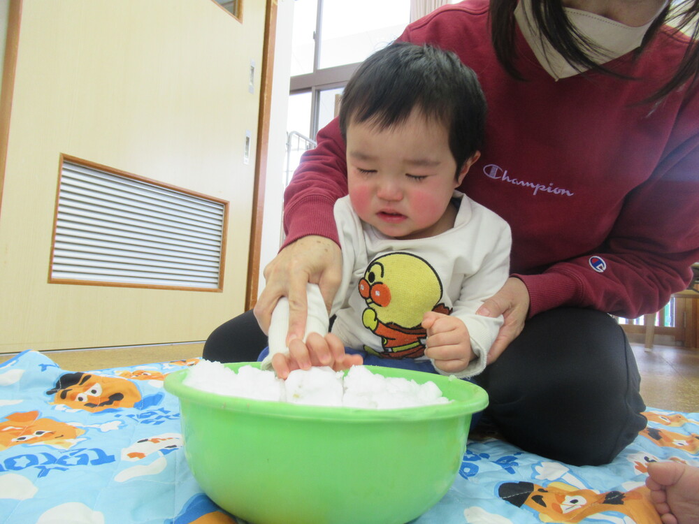 雪に触れて遊ぶ子ども (8)