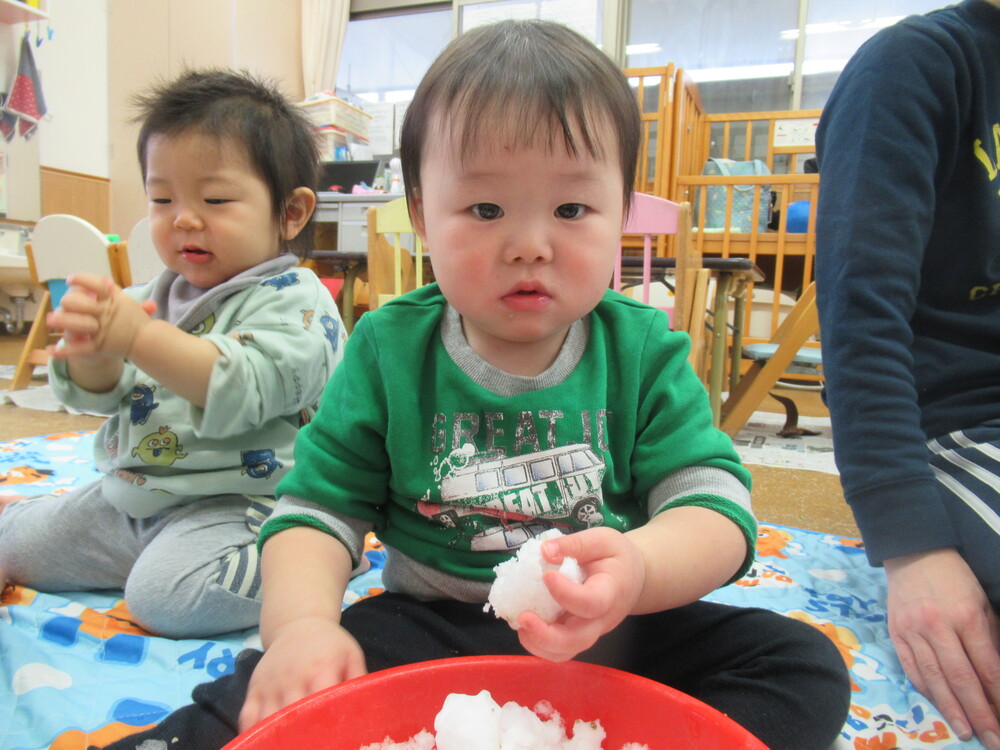 雪に触れて遊ぶ子ども (18)