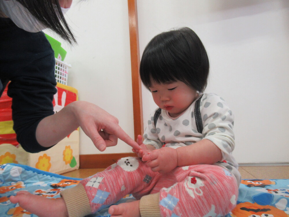 雪に触れて遊ぶ子ども (7)