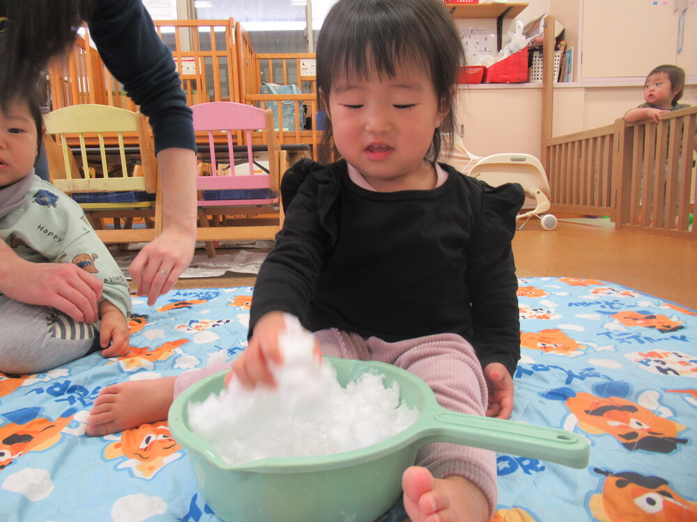 雪に触れて遊ぶ子ども (9)