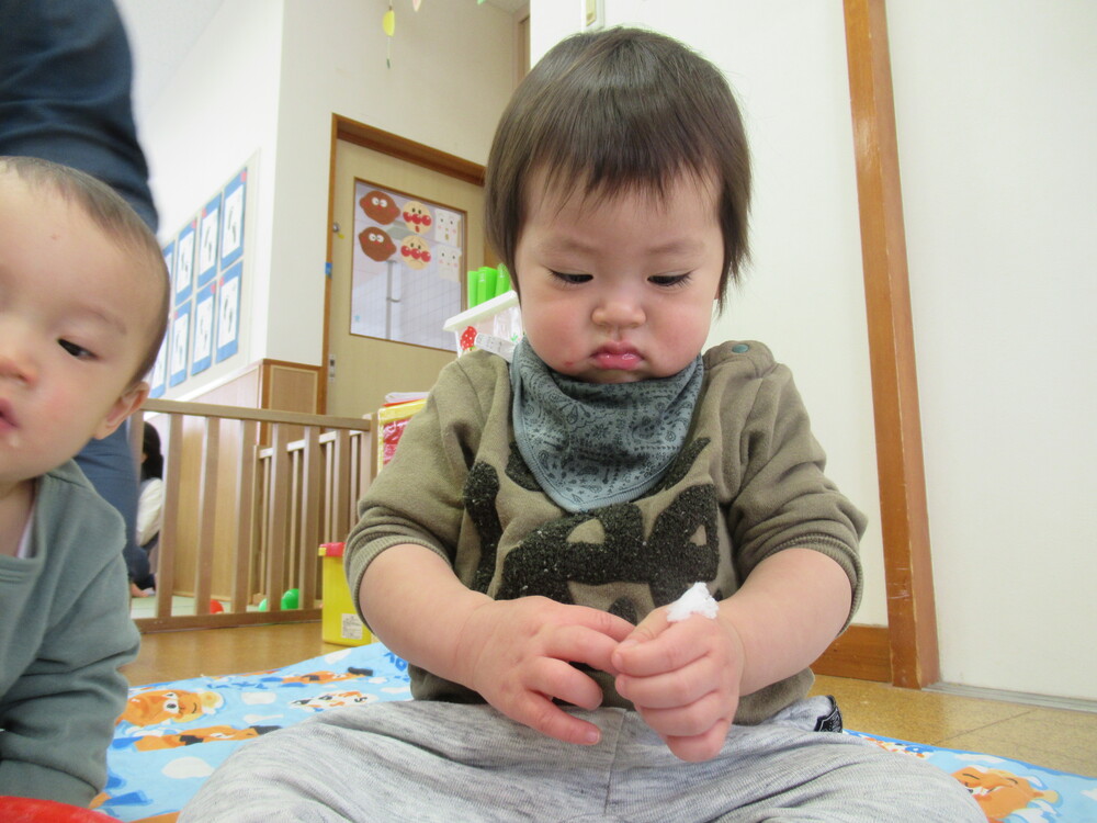 雪に触れて遊ぶ子ども (12)