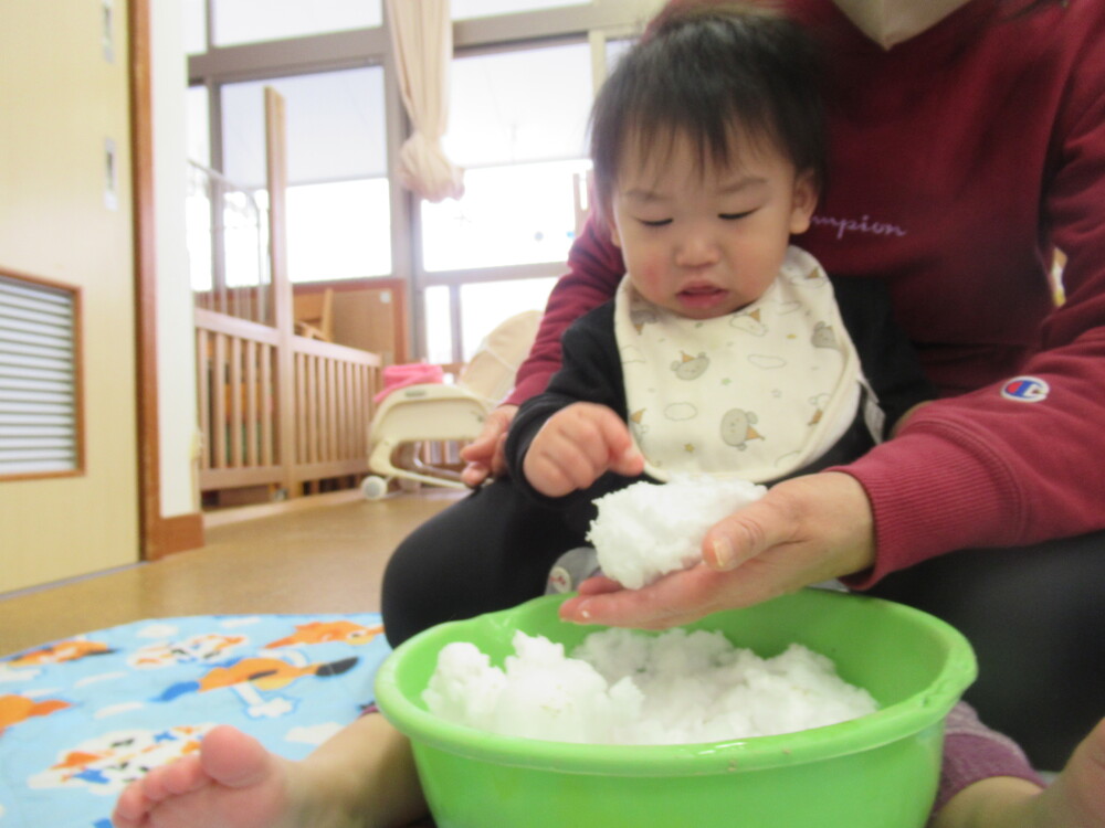 雪に触れて遊ぶ子ども (16)