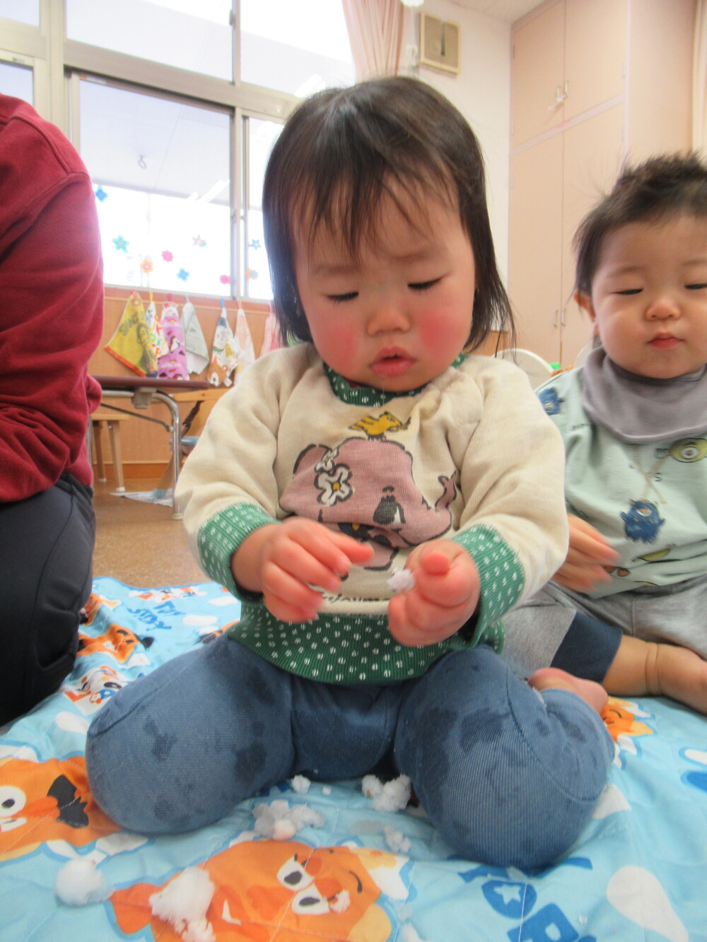 雪に触れて遊ぶ子ども (17)