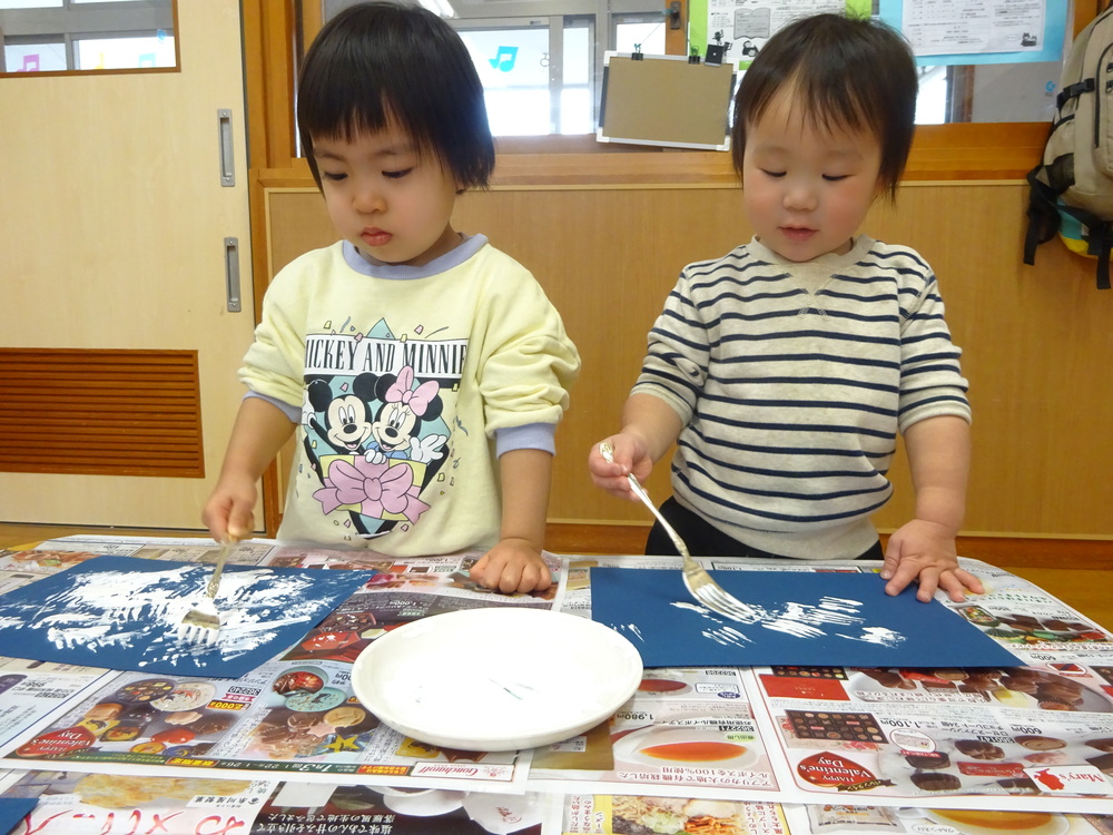 製作をしている子どもたち (2)