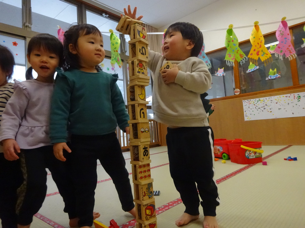 積み木をしている子どもたち