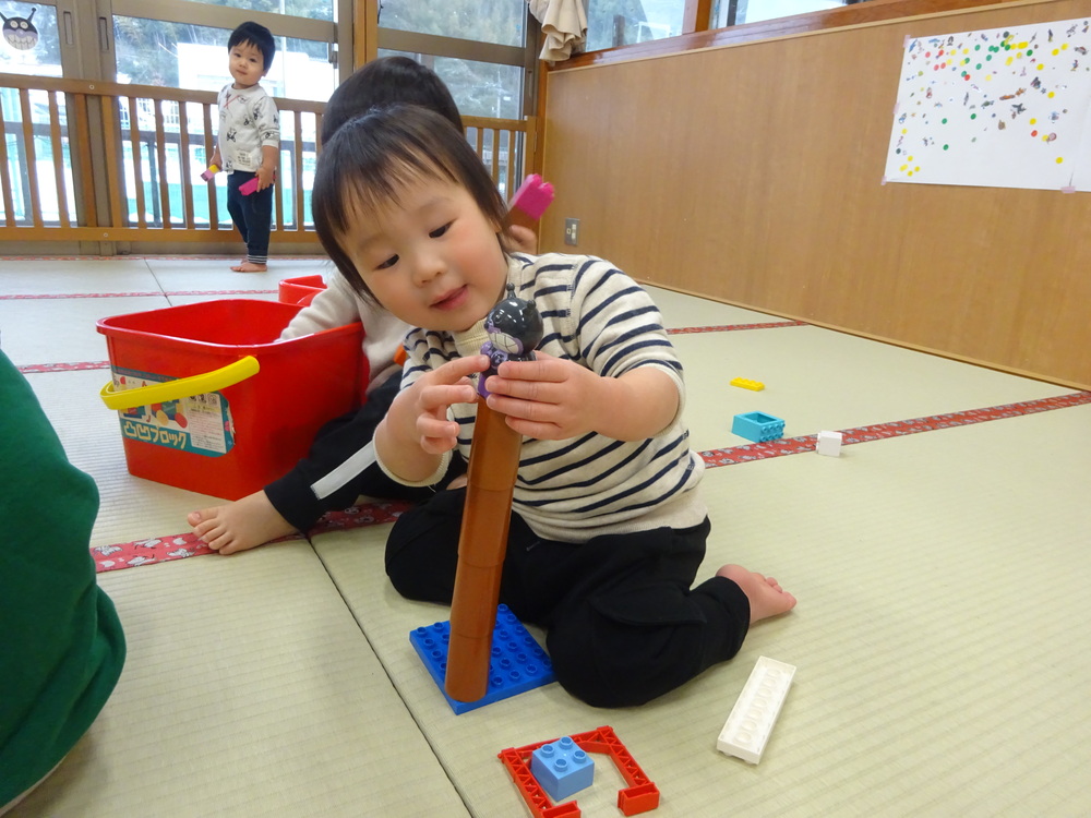 ブロックをしている子ども (2)