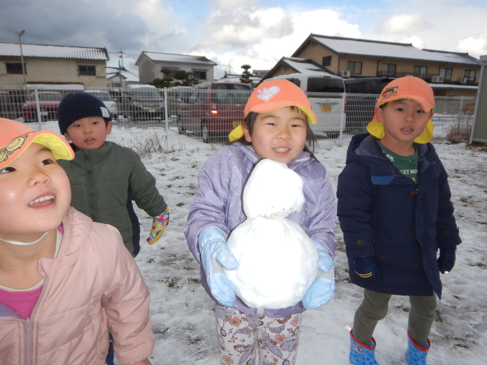 雪だるまを作っている